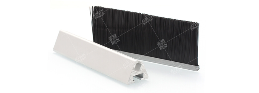 為什么扶梯道上的毛刷要選用電解板底座？【傲群刷業(yè)】有答案