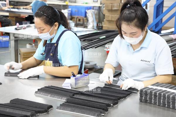 如何選擇高質(zhì)量的鋁合金防塵密封毛刷廠家？