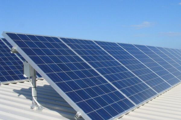 光伏玻璃上料清理玻璃表面毛刷，太陽能發(fā)電清潔動力